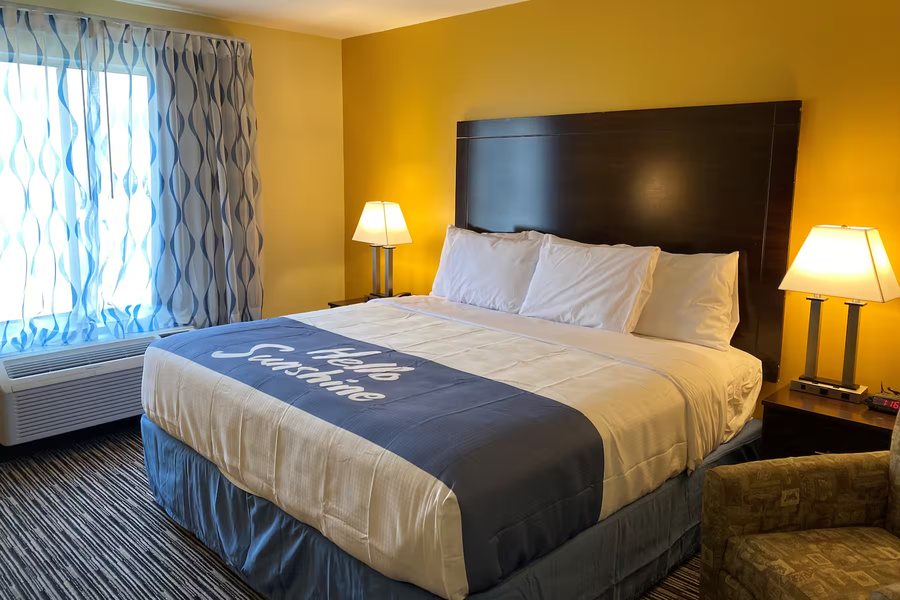 Days Inn by Wyndham Atlanta Southlake Morrow — Guest room