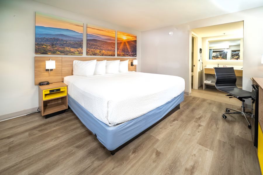 Days Inn by Wyndham Atlanta Stone Mountain — Guest room