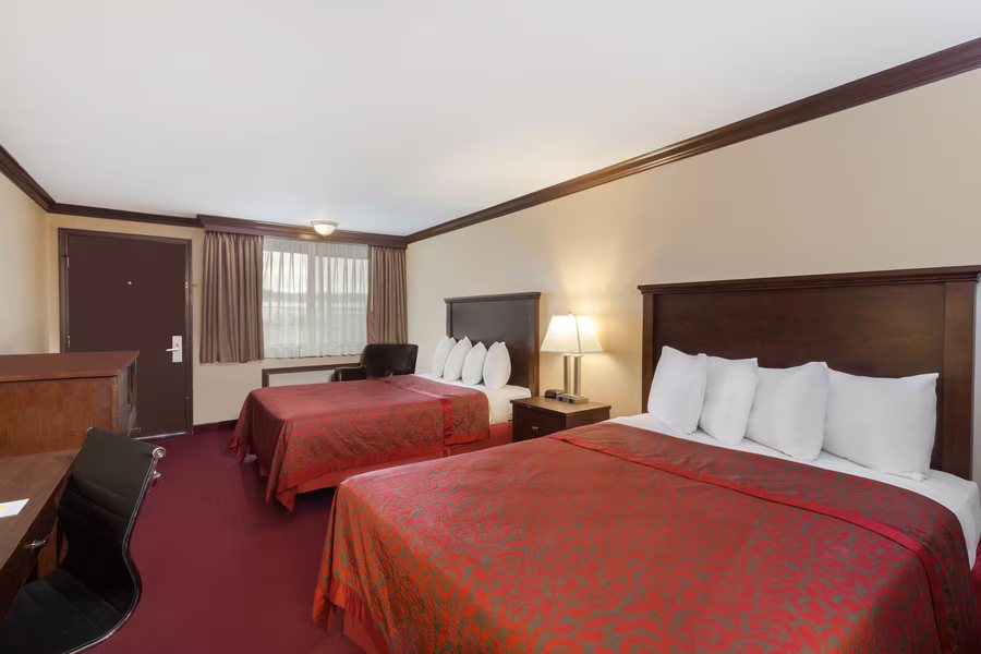Days Inn by Wyndham Auburn — Guest room
