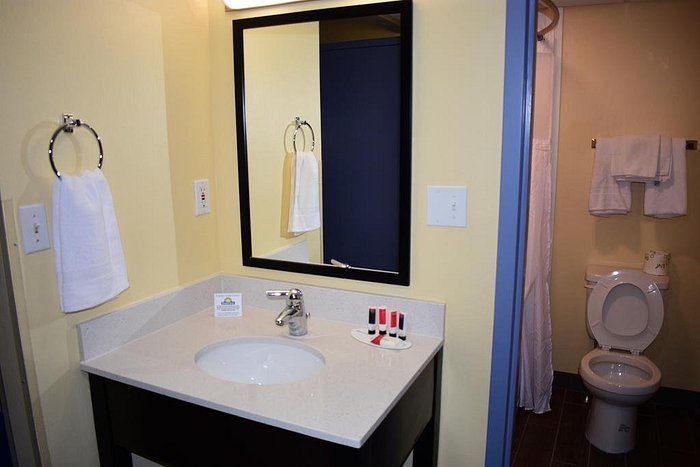Days Inn by Wyndham Augusta Washington Rd — Bathroom