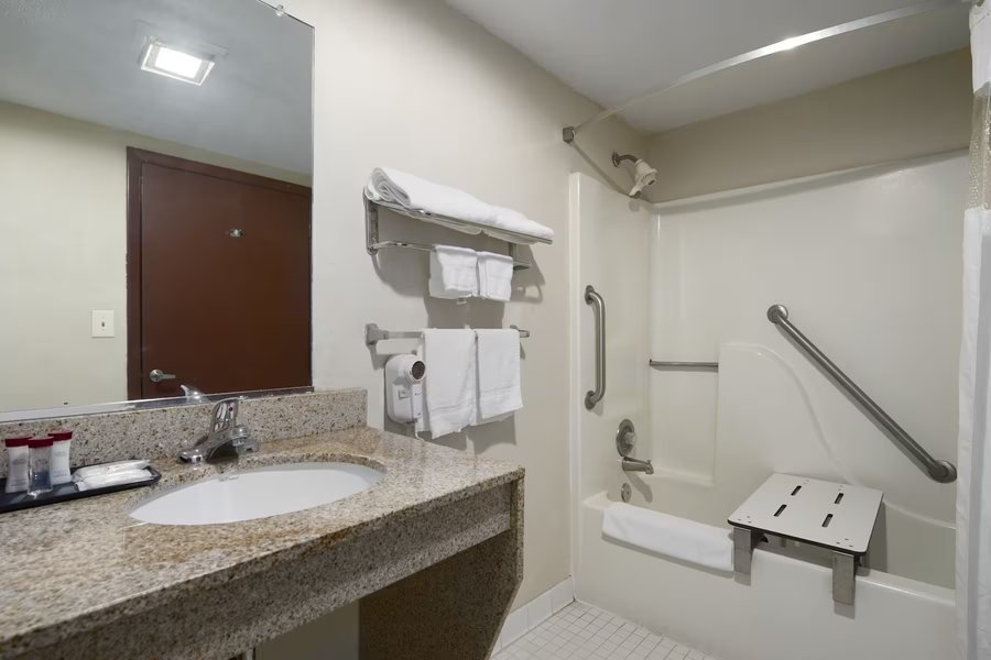 Days Inn by Wyndham Augusta Wheeler Road — Bathroom