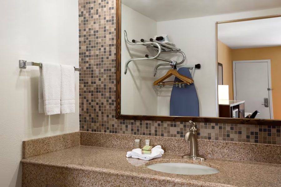 Days Inn by Wyndham Austin University Downtown — Bathroom