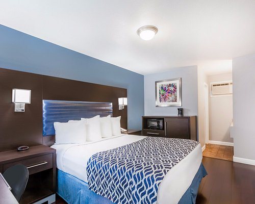 Days Inn by Wyndham Austin University Downtown — Guest room