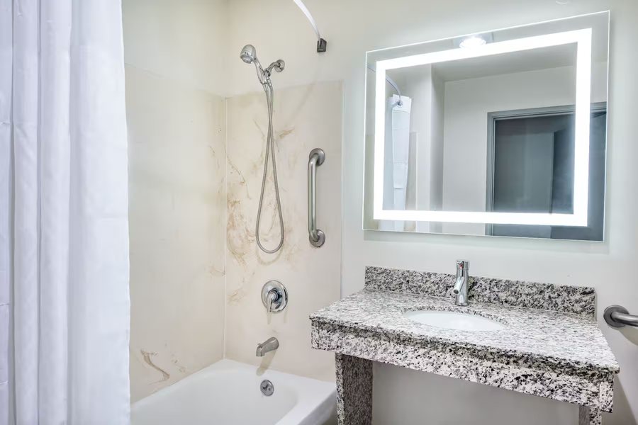 Days Inn by Wyndham Bakersfield — Bathroom