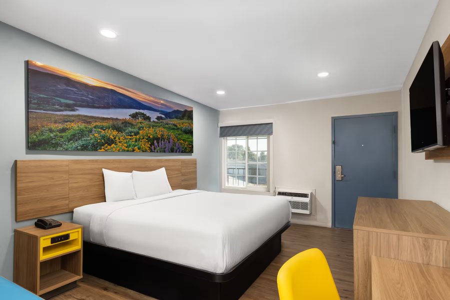 Days Inn by Wyndham Bakersfield — Guest room