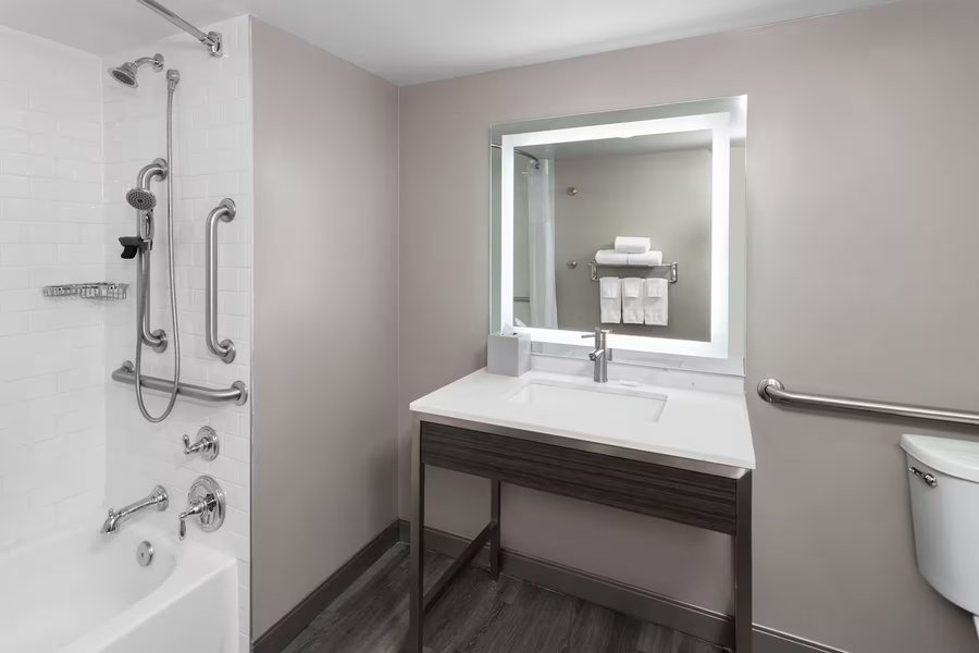 Days Inn By Wyndham Baltimore Inner Harbor — Bathroom
