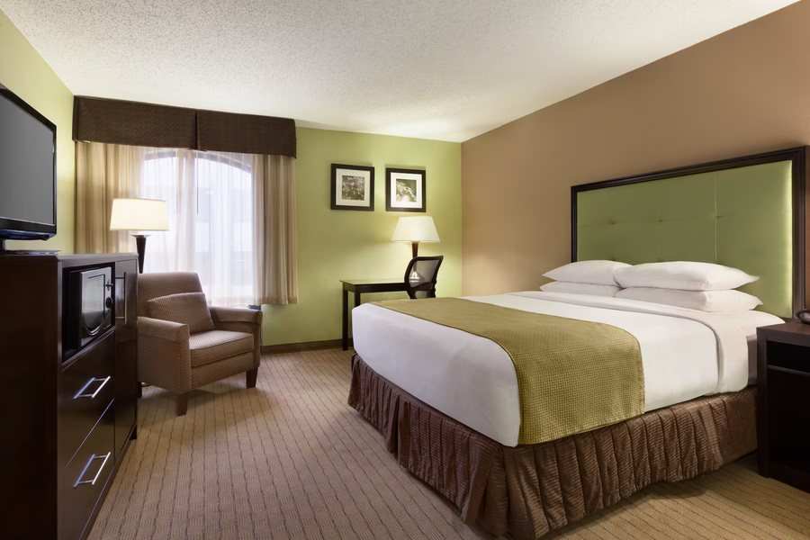 Days Inn By Wyndham Baltimore Inner Harbor — Guest room