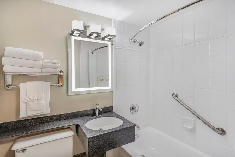 Days Inn by Wyndham Bar Harbor — Bathroom