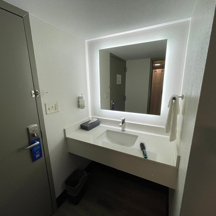 Days Inn by Wyndham Batavia Darien Lake Theme Park — Bathroom