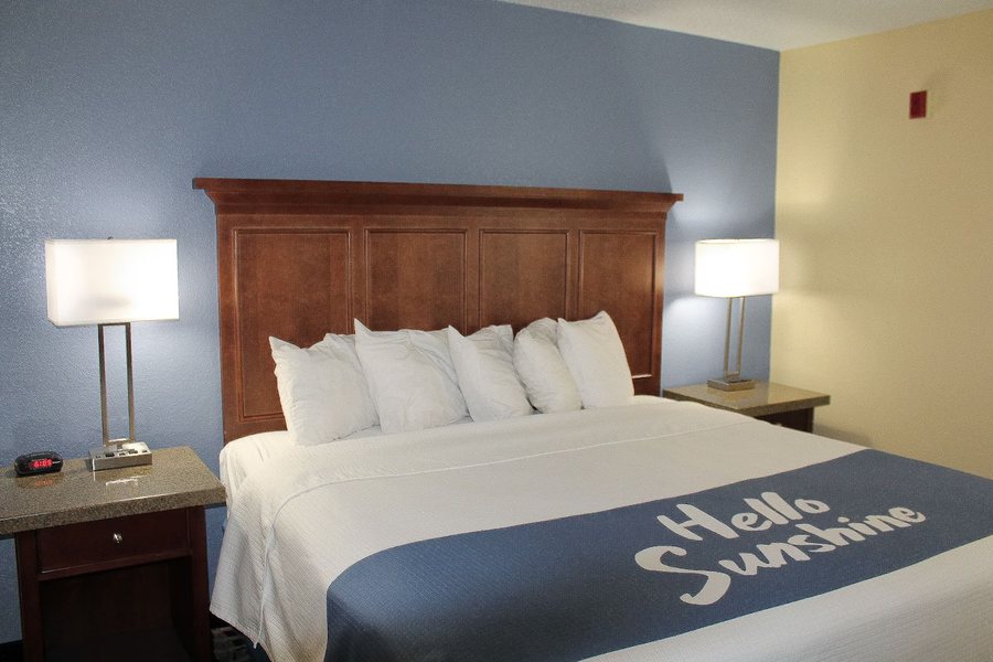 Days Inn by Wyndham Batavia Darien Lake Theme Park — Guest room