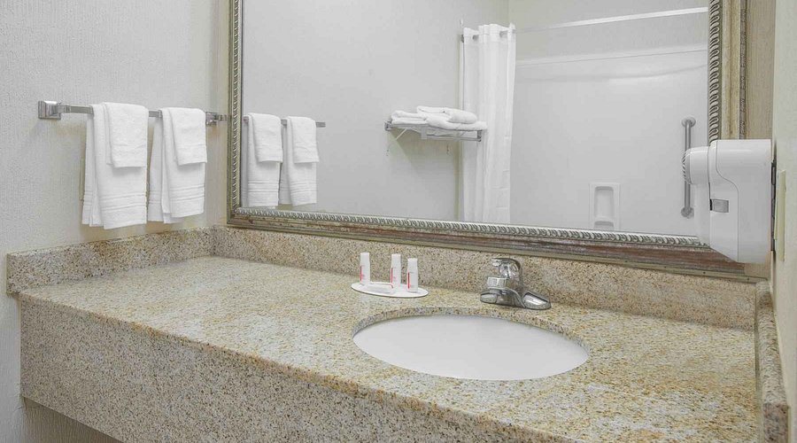 Days Inn by Wyndham Baton Rouge Airport — Bathroom