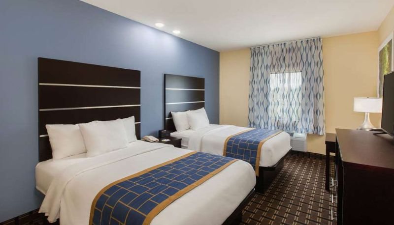 Days Inn by Wyndham Baton Rouge Airport — Guest room