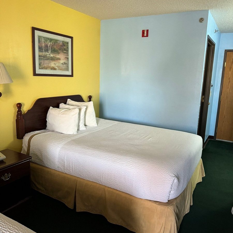 Days Inn by Wyndham Battlefield Rd Hwy 65 — Guest room