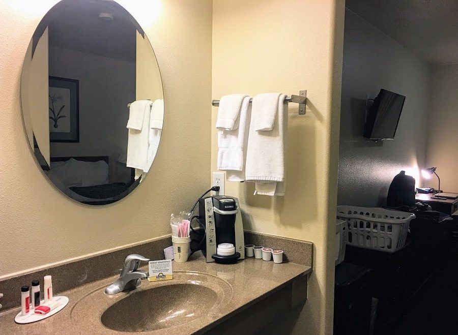 Days Inn by Wyndham Beaver — Bathroom