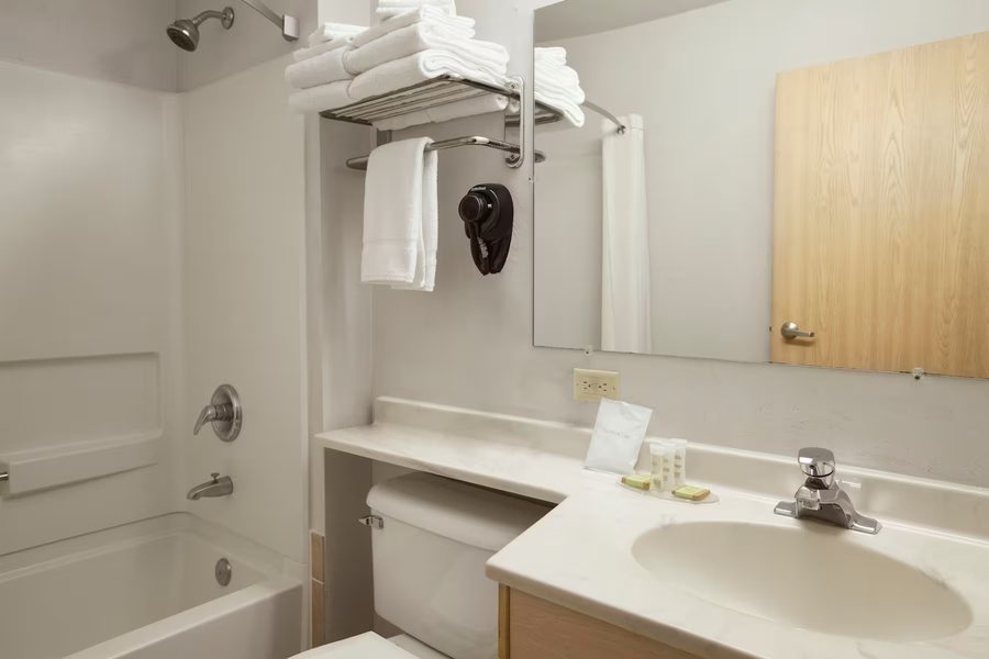 Days Inn by Wyndham Bellingham — Bathroom