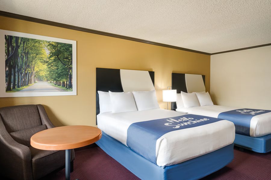 Days Inn by Wyndham Bend — Guest room