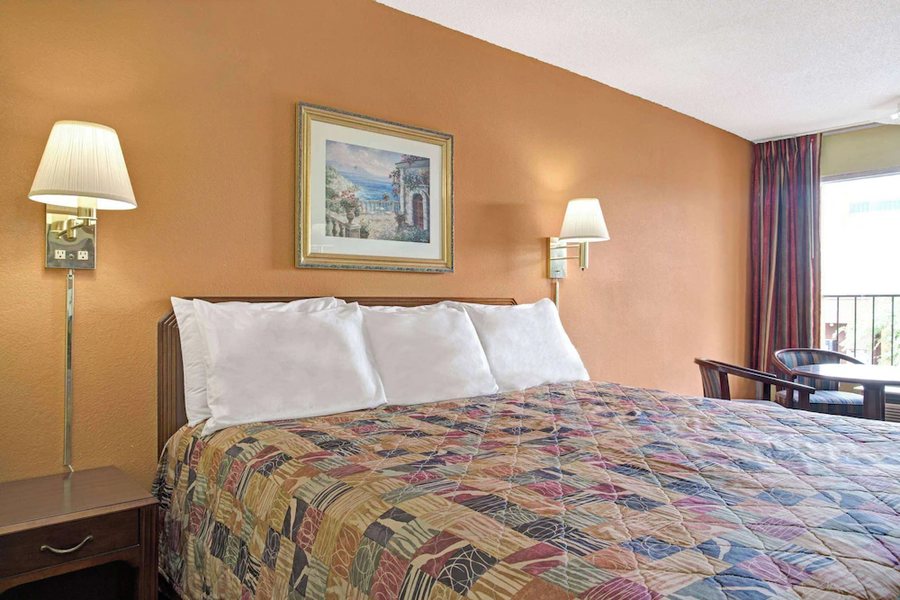 Days Inn by Wyndham Benson — Guest room