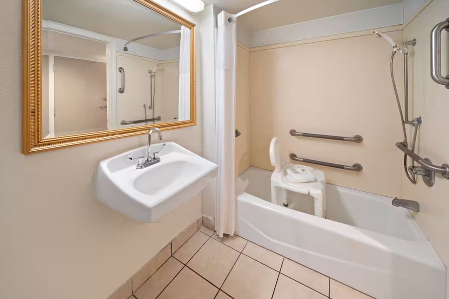 Days Inn by Wyndham Biloxi Beach — Bathroom