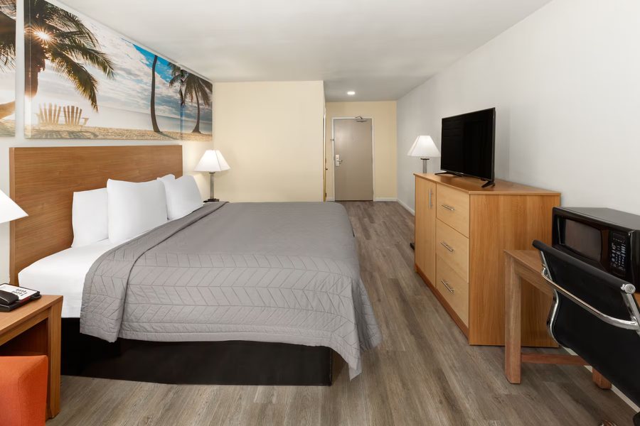 Days Inn by Wyndham Biloxi Beach — Guest room