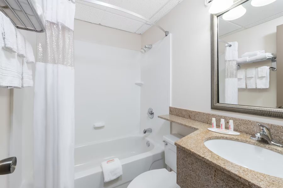 Days Inn by Wyndham Birmingham West — Bathroom