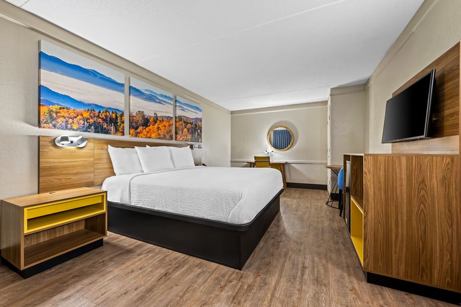 Days Inn by Wyndham Birmingham West — Guest room