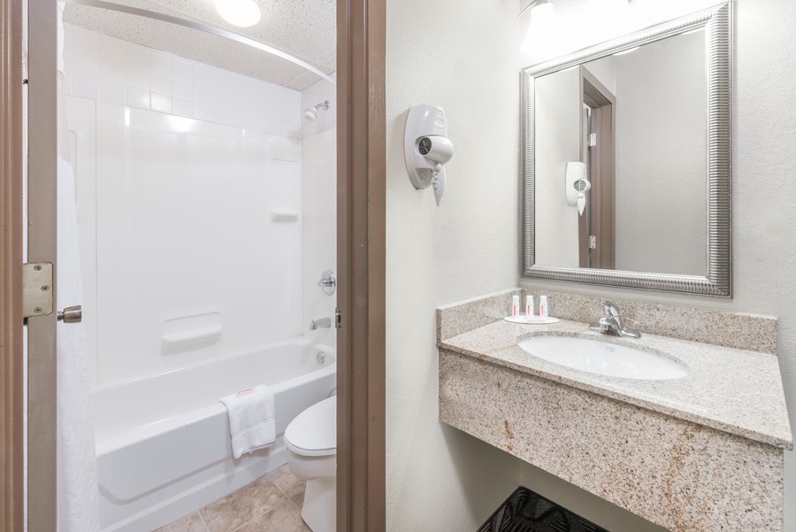 Days Inn by Wyndham Bismarck — Bathroom