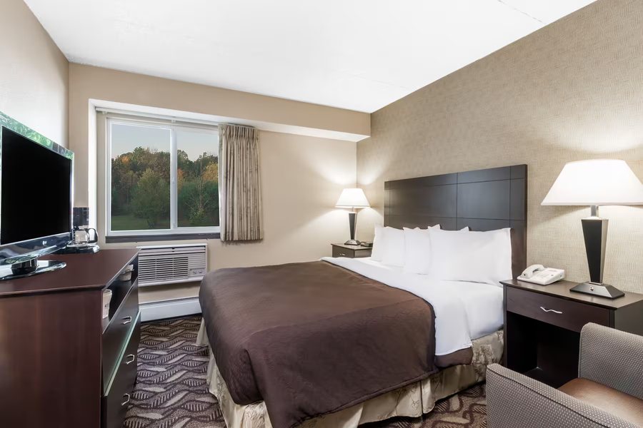 Days Inn by Wyndham Bismarck — Guest room