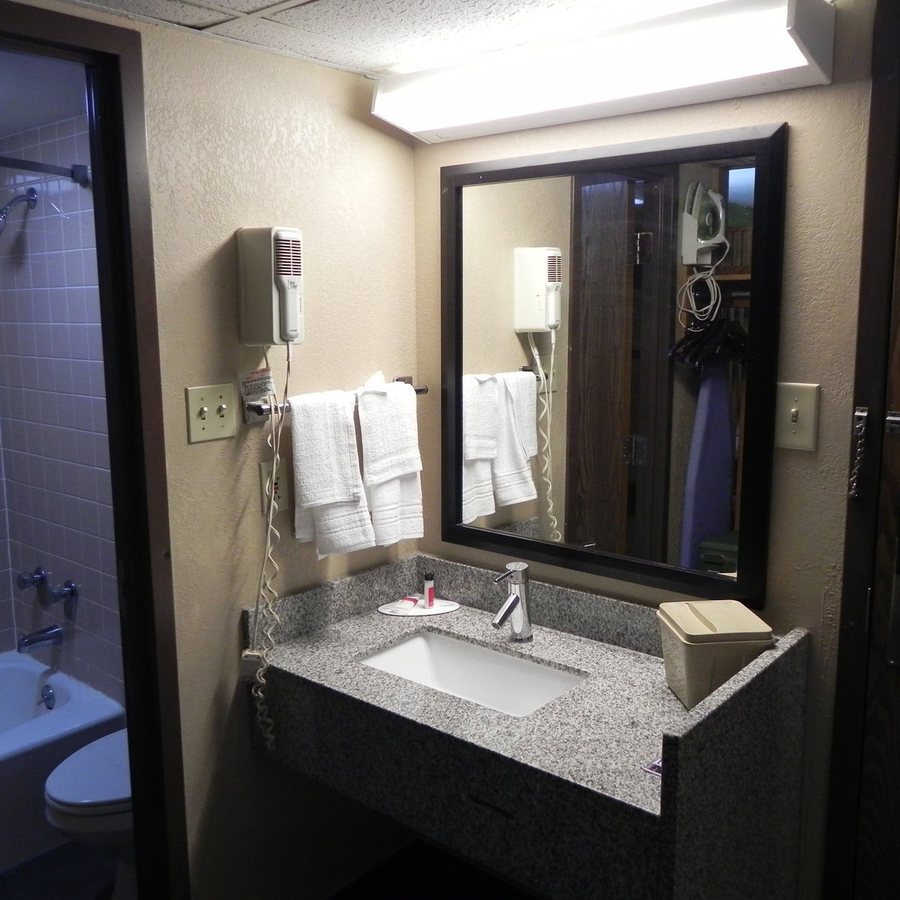 Days Inn By Wyndham Blytheville — Bathroom