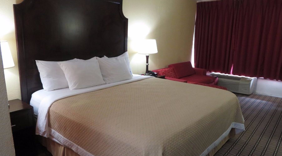 Days Inn By Wyndham Blytheville — Guest room