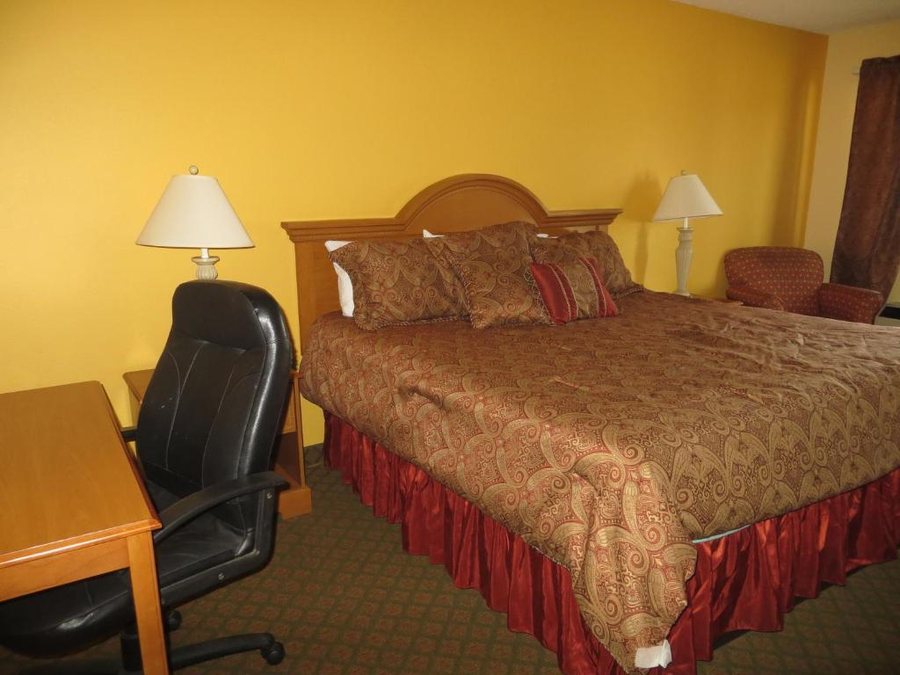 Days Inn by Wyndham Boerne — Guest room