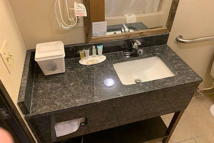 Days Inn By Wyndham Boonville Boonville Missouri — Bathroom