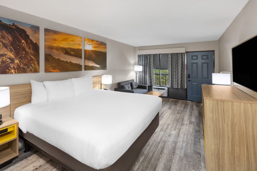 Days Inn by Wyndham Branson Near the Strip — Guest room
