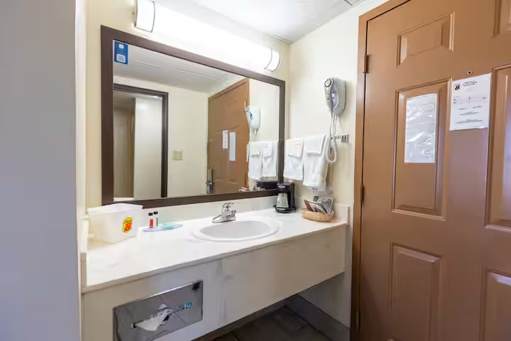 Days Inn by Wyndham Branson Near Theatre District — Bathroom