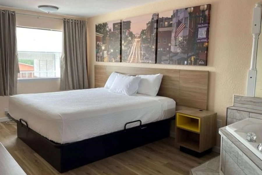 Days Inn by Wyndham Branson Near Theatre District — Guest room