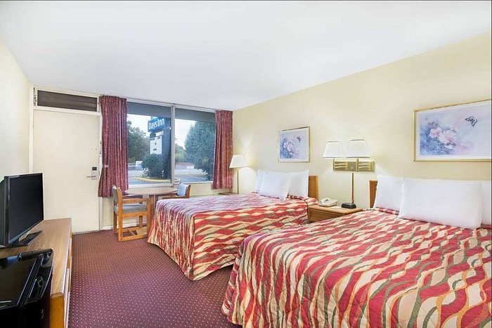 Days Inn by Wyndham Bristol Parkway — Guest room