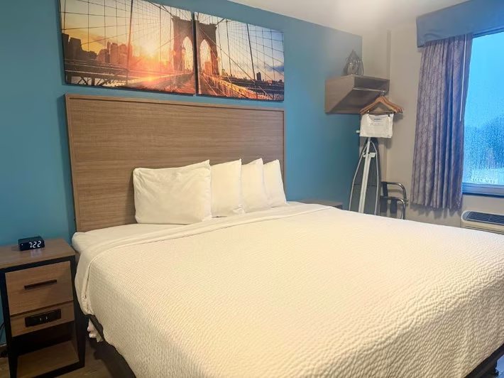 Days Inn by Wyndham Brooklyn Borough Park — Guest room