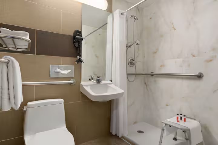 Days Inn by Wyndham Brooklyn — Bathroom