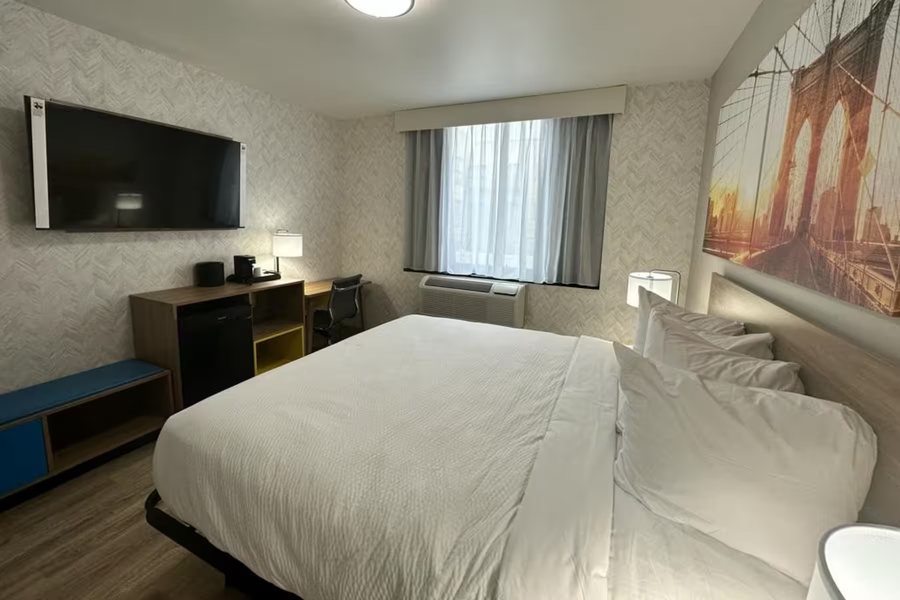 Days Inn by Wyndham Brooklyn — Guest room