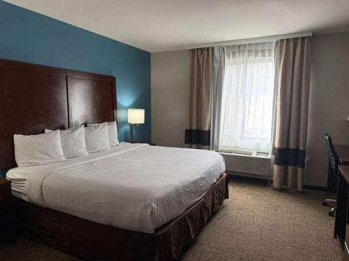 Days Inn by Wyndham Brooklyn Marine Park — Guest room