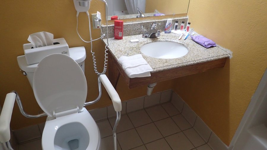 Days Inn by Wyndham Brunswick Bath Area Brunswick Maine — Bathroom