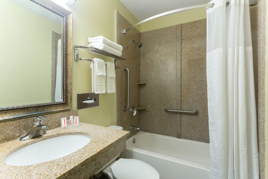 Days Inn by Wyndham Brunswick St Simons Area — Bathroom