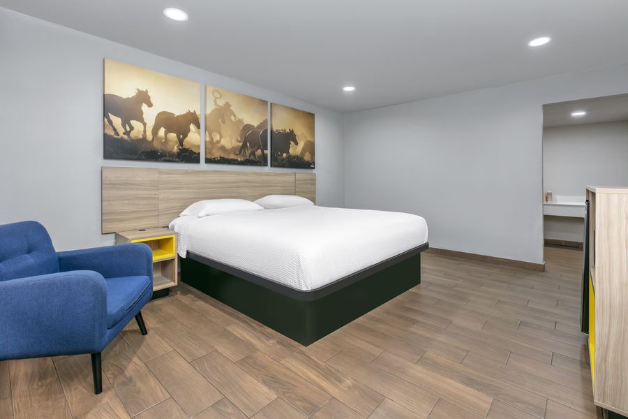 Days Inn by Wyndham Burleson Ft Worth — Guest room