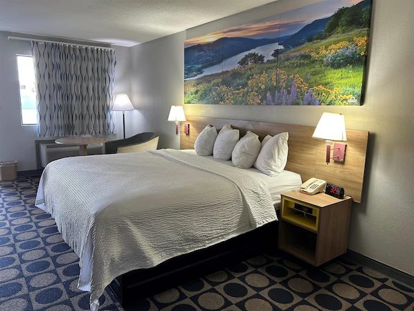 Days Inn by Wyndham Byron — Guest room