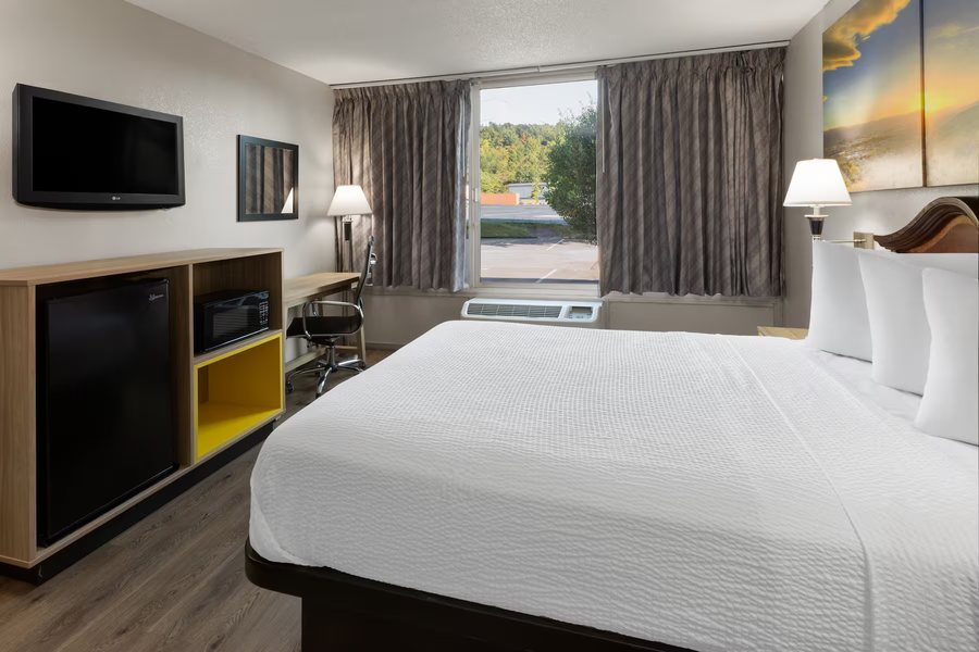 Days Inn By Wyndham Cambridge — Guest room