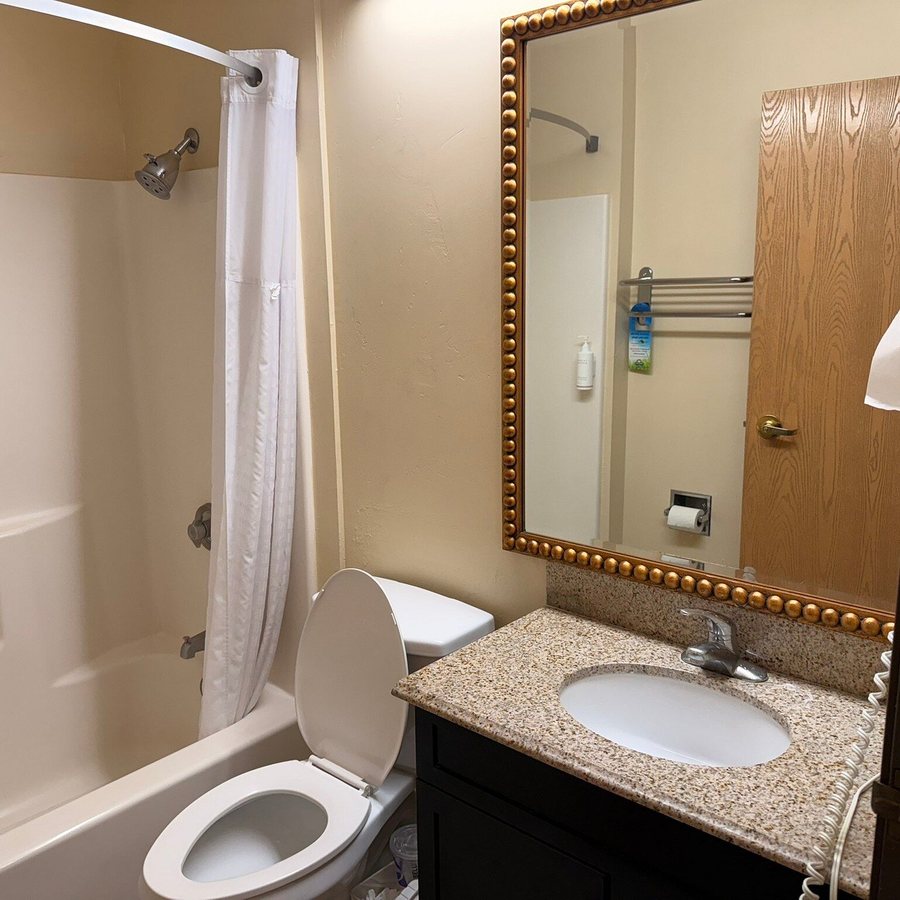Days Inn By Wyndham Camp Verde Arizona — Bathroom