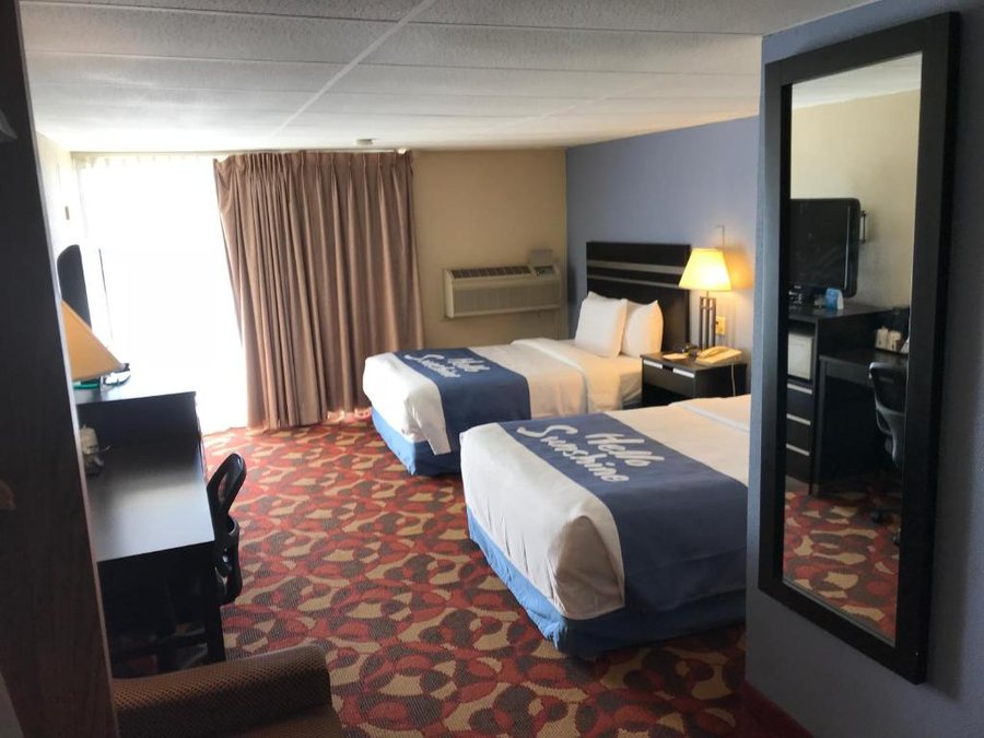 Days Inn by Wyndham Carlisle North — Guest room
