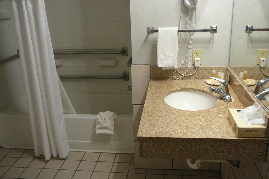 Days Inn by Wyndham Carlsbad — Bathroom