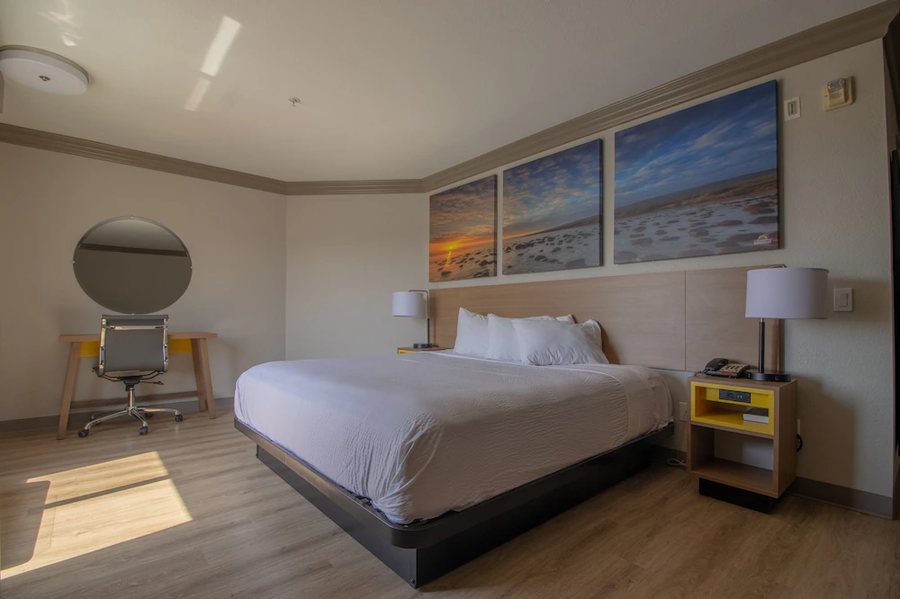 Days Inn by Wyndham Carlsbad — Guest room