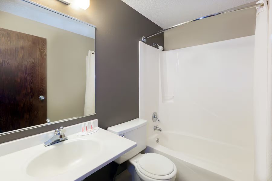 Days Inn By Wyndham Carroll — Bathroom