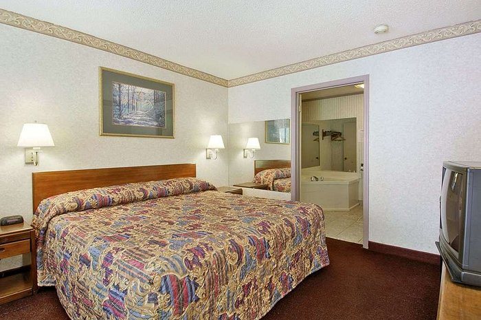 Days Inn by Wyndham Cartersville — Guest room